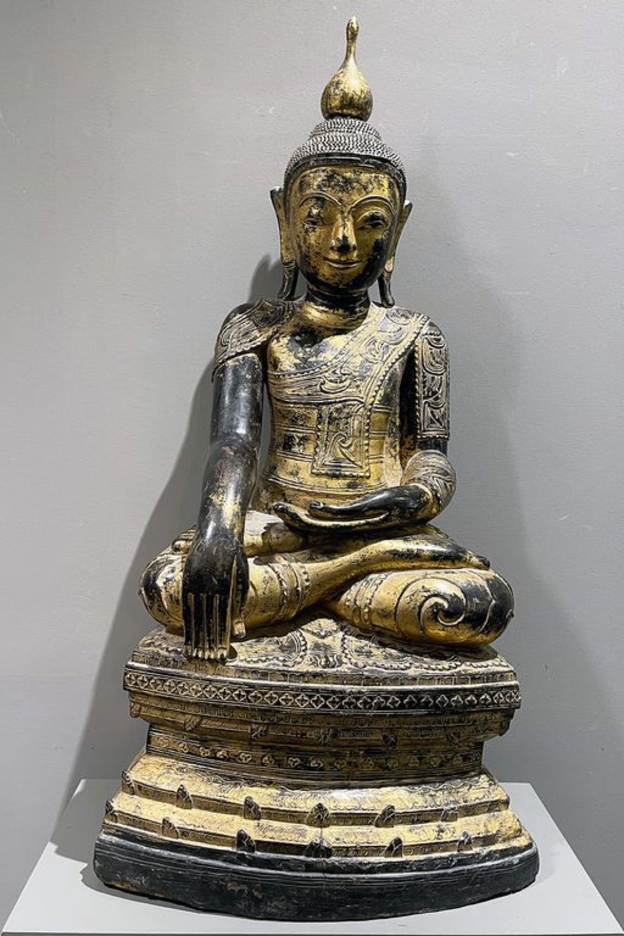 Sitzender Buddha Shakyamuni. Holz, geschnitzt und über Schwarzlack vergoldet (teils berieben). Im - Bild 3 aus 6