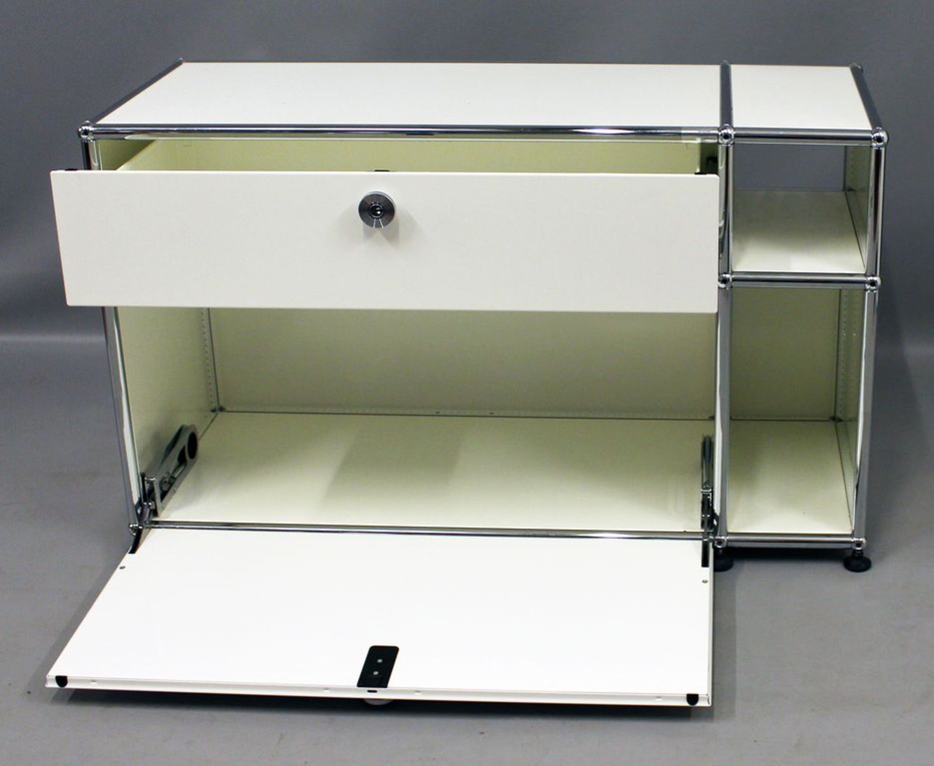 Sideboard, USM Haller. Verchromtes Stahlrohr, weiß lackiertes Metall. Schublade und ausklappbares - Bild 2 aus 2