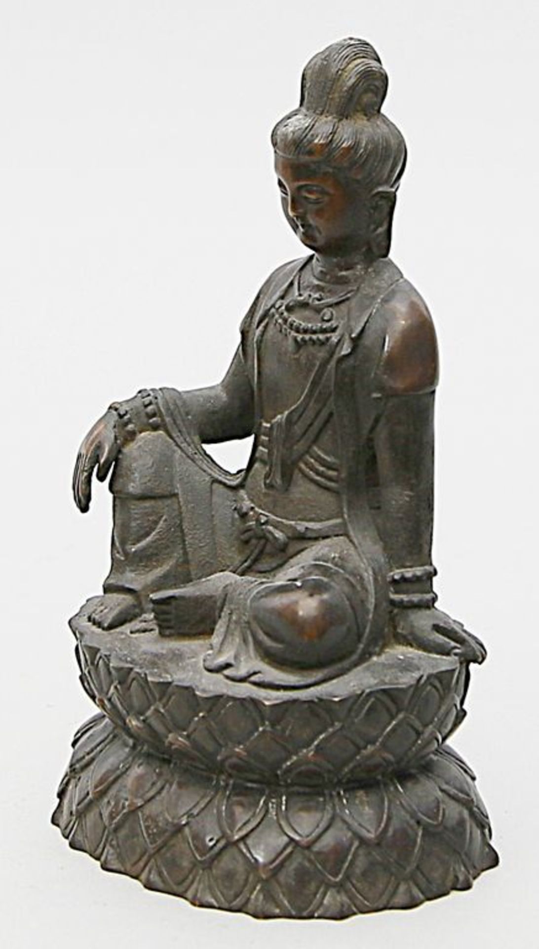 Skulptur "Bodhisattva Guanyin", Ming-Zeit. Bronze, schwarz-braune Patina (teils l. berieben), 1. - Bild 4 aus 4