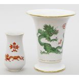 Zwei Vasen, Meissen. Verschiedene Formen. Reiche Drachenmalerei in Korallenrot mit Gold bzw. grüne