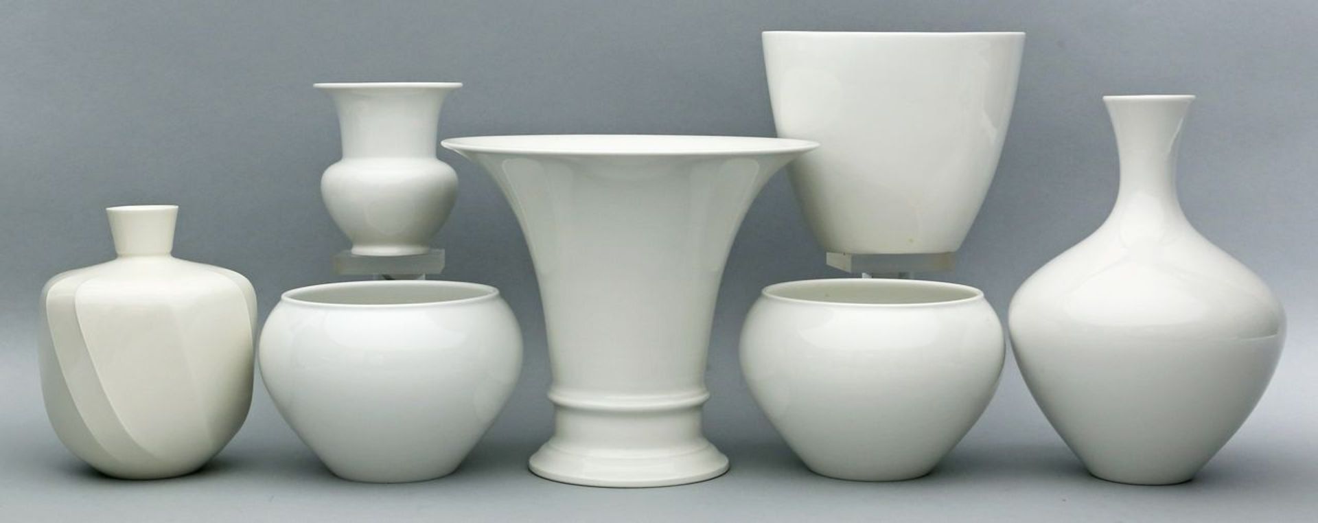 Fünf Vasen und zwei Hülltöpfe, KPM Berlin. Verschiedene Formen wie "Trompetenvase" und "Fidibus".