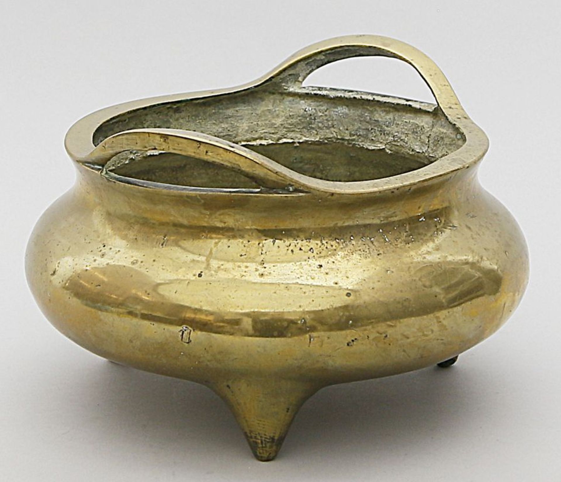 Weihrauchbrenner - Koro. Helle Bronze. Flach kugelig gebaucht, auf drei kurzen Füßen. Rand mit - Bild 2 aus 3