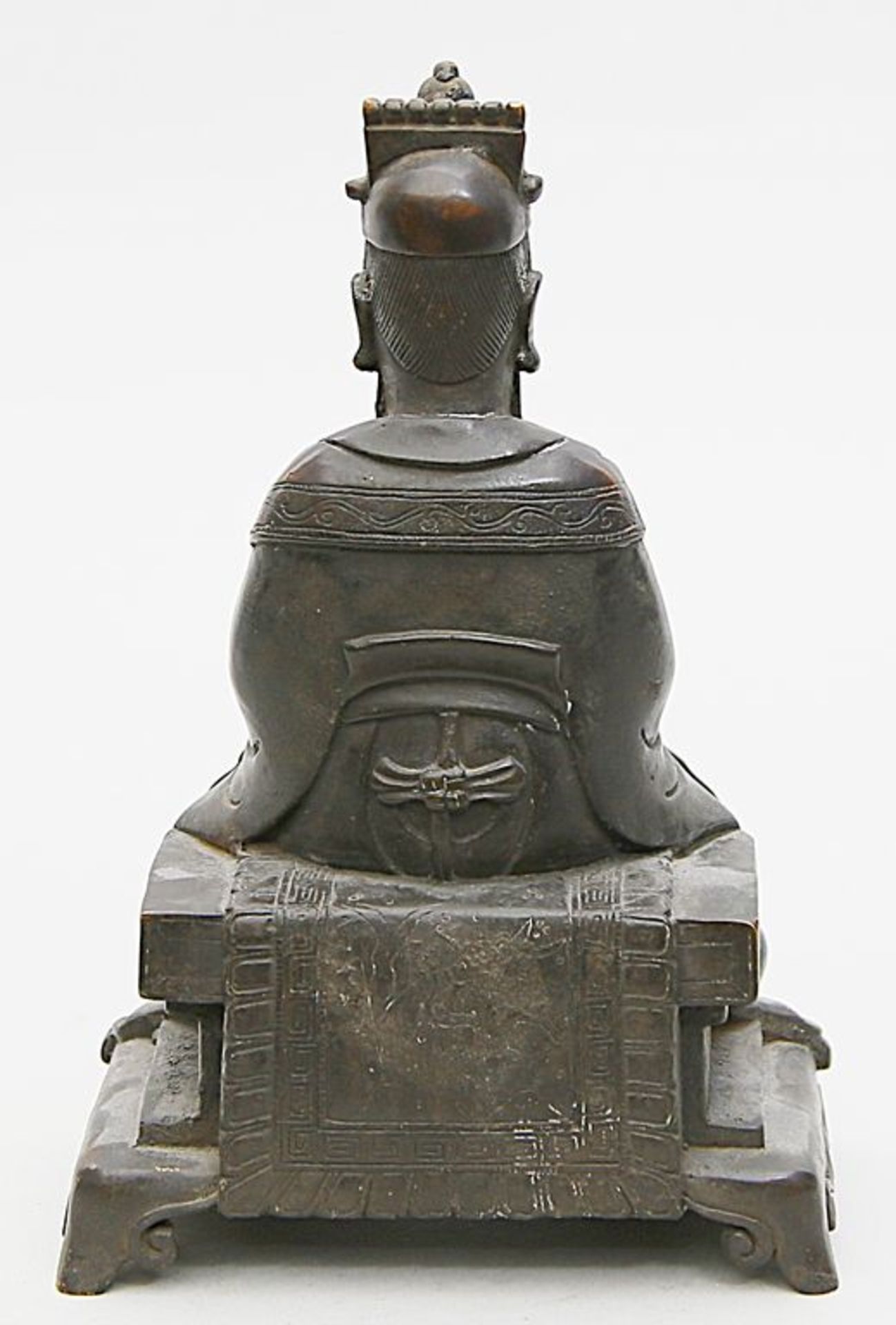 Ming-Skulptur eines Daoisten. Bronze mit schwarz-brauner Patina. Auf einem Thron mit Teppich sitzend - Bild 2 aus 4