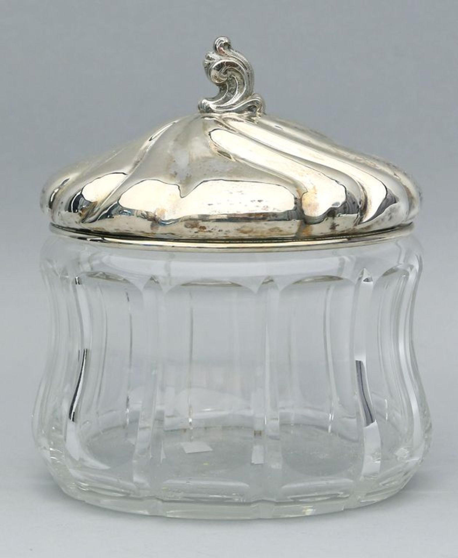 Bonboniere. Farbloser Glaskorpus mit 835/000 Silberdeckel, 157 g. Eingedrehte Form mit