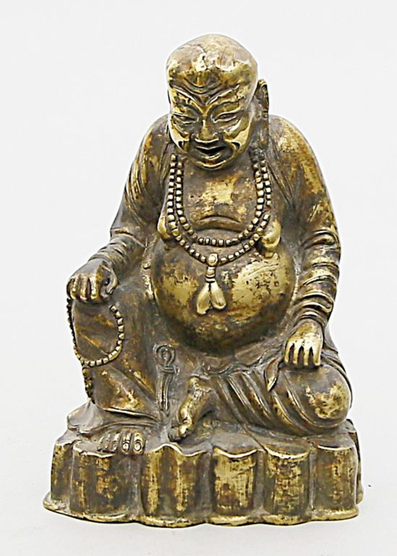 Sitzender Budai (Dickbauch-Buddha), Bronze mit teils beriebener, brauner Patina. Hohl gearbeitet und
