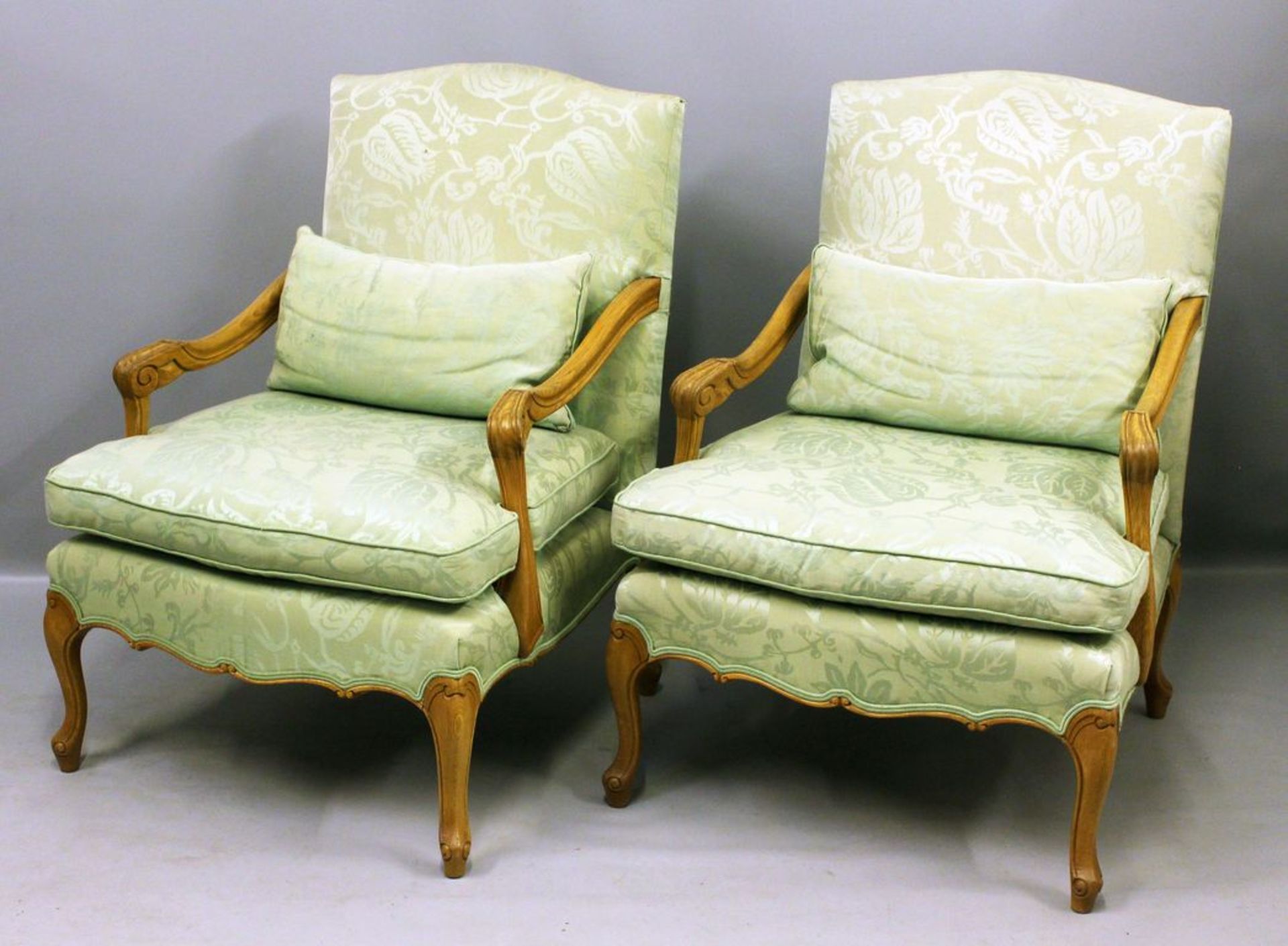 Paar Sessel. Hölzernes, gebogtes Gestell. Polsterung mit grünem Bezug. Gebrauchsspuren, fleckig.