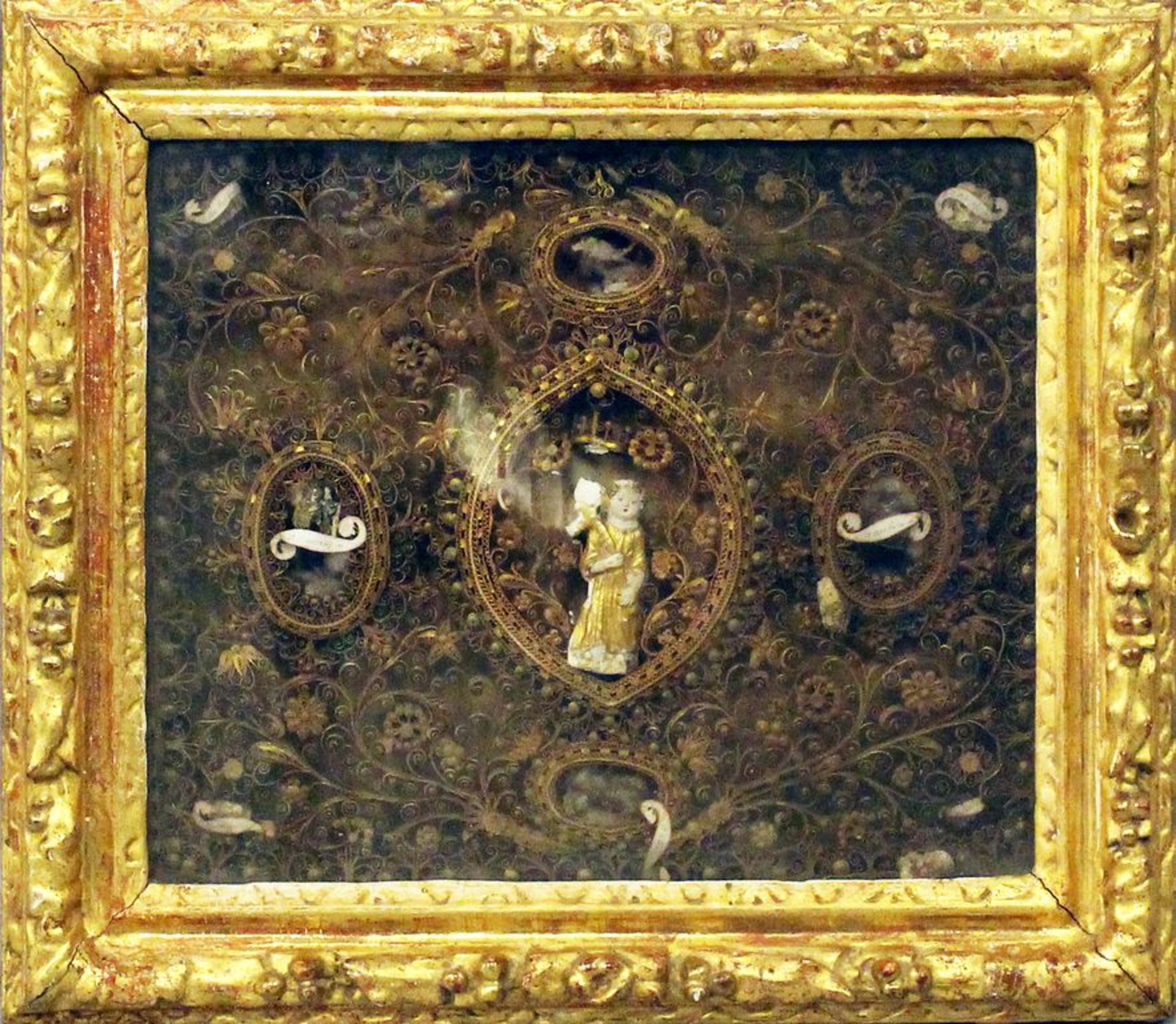 Barockes Reliquienbild (18. Jh.). Filigrane Holzarbeit mit gewundenen, floralen Elementen und acht