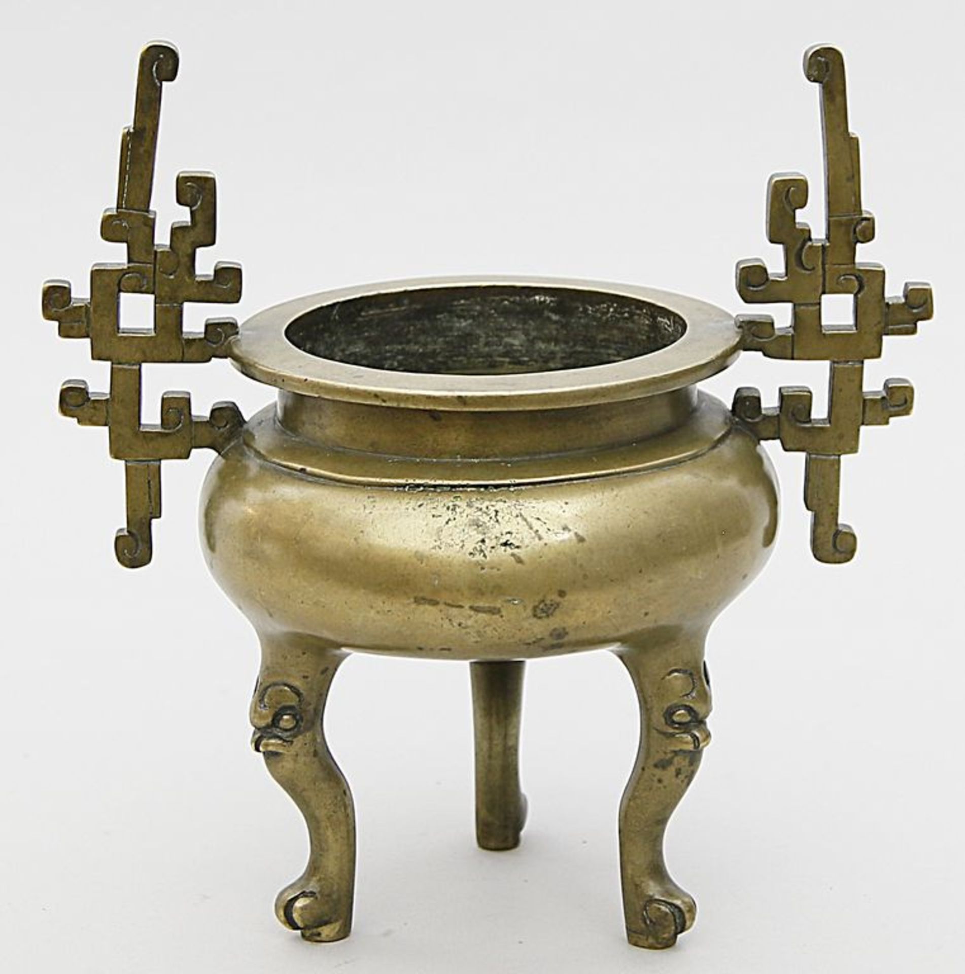 Räuchergefäß - Koro. Bronze. Kugelig gebaucht mit eingezogenem Hals und ausgestelltem Rand, auf drei