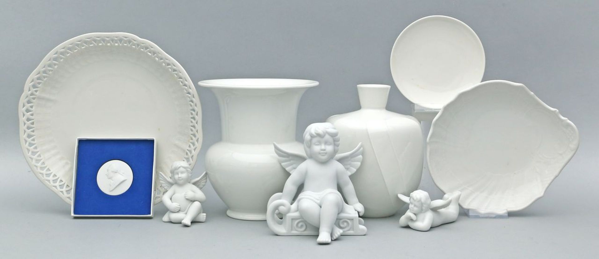 Kleines Konvolut Porzellan: Drei Engel, zwei Vasen, drei div. Schalen und kleines Biskuitporzellan-