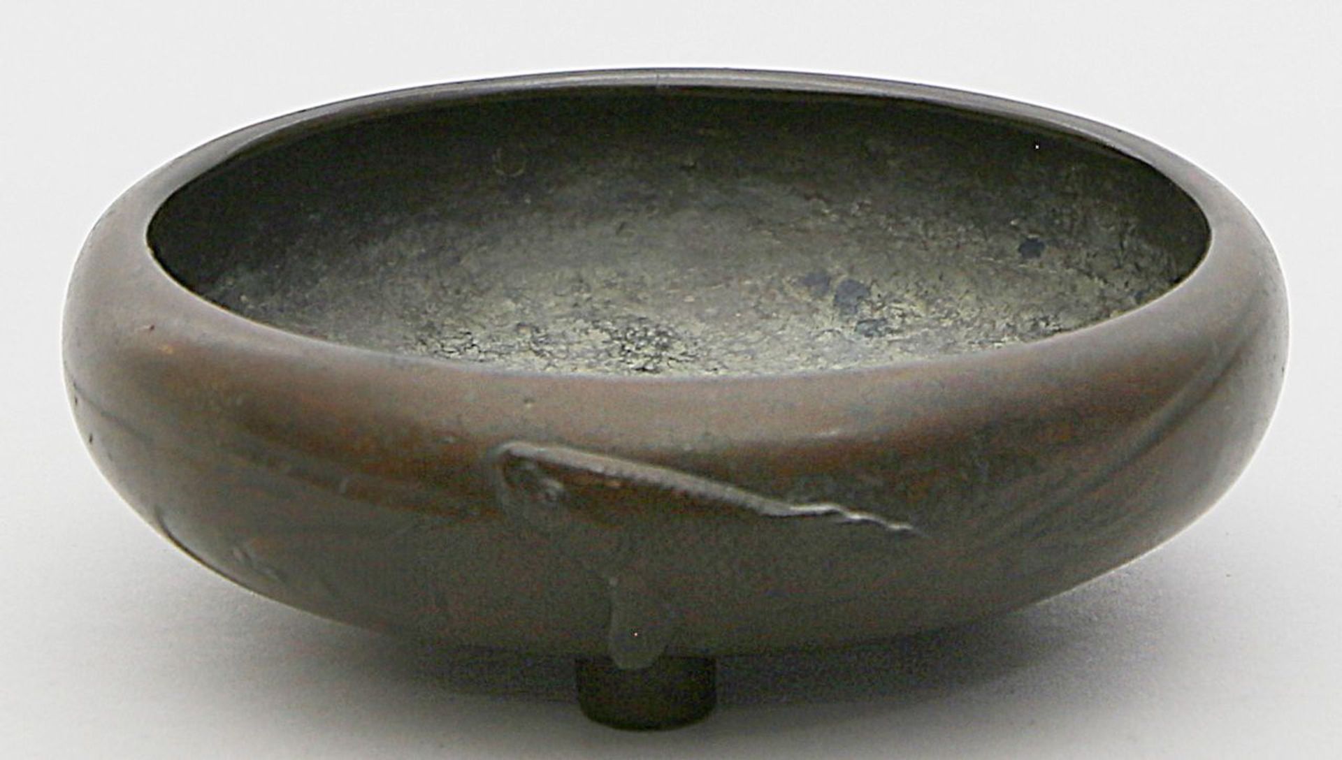 Weirauchbrenner - Koro. Bronze mit dunkelbrauner Patina. Flach kugelig gebaucht auf drei kurzen,