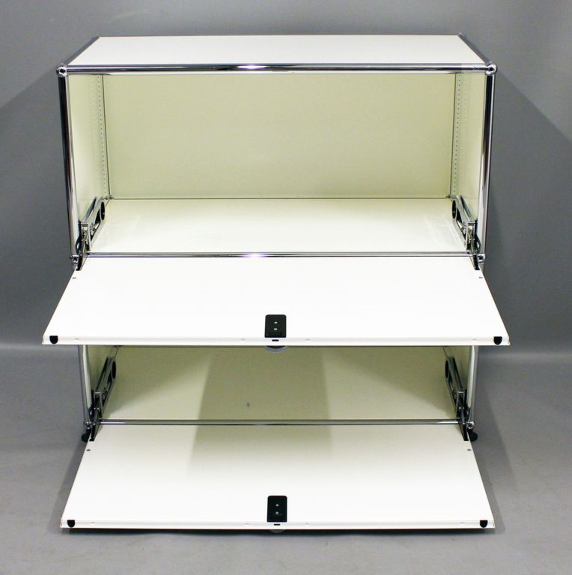 Sideboard, USM Haller. Verchromtes Stahlrohr, weiß lackiertes Metall. Zwei ausklappbare Fächer ( - Bild 2 aus 2