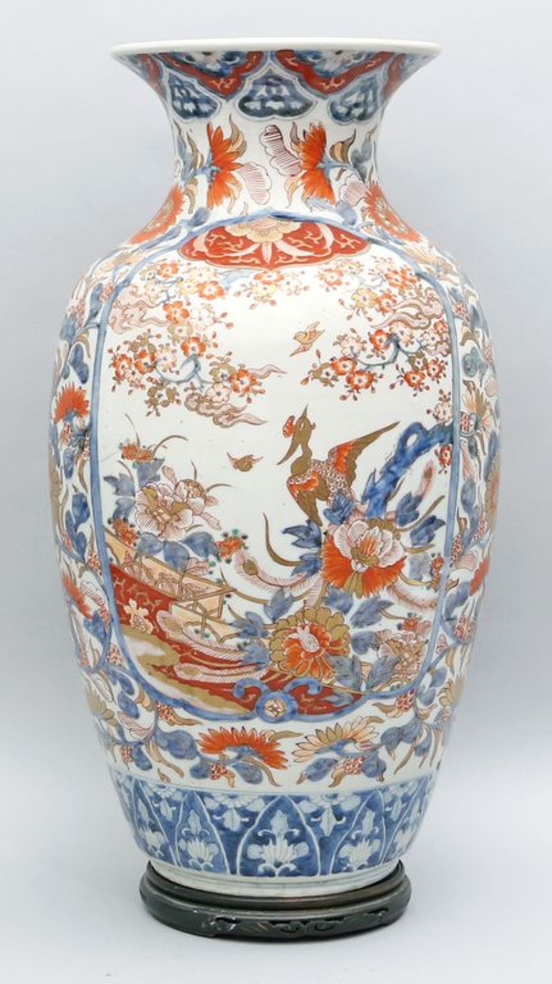 Imari-Bodenvase. Porzellan. Eiförmiger Gorpus mit eingezogenem Hals und ausgestelltem Rand.