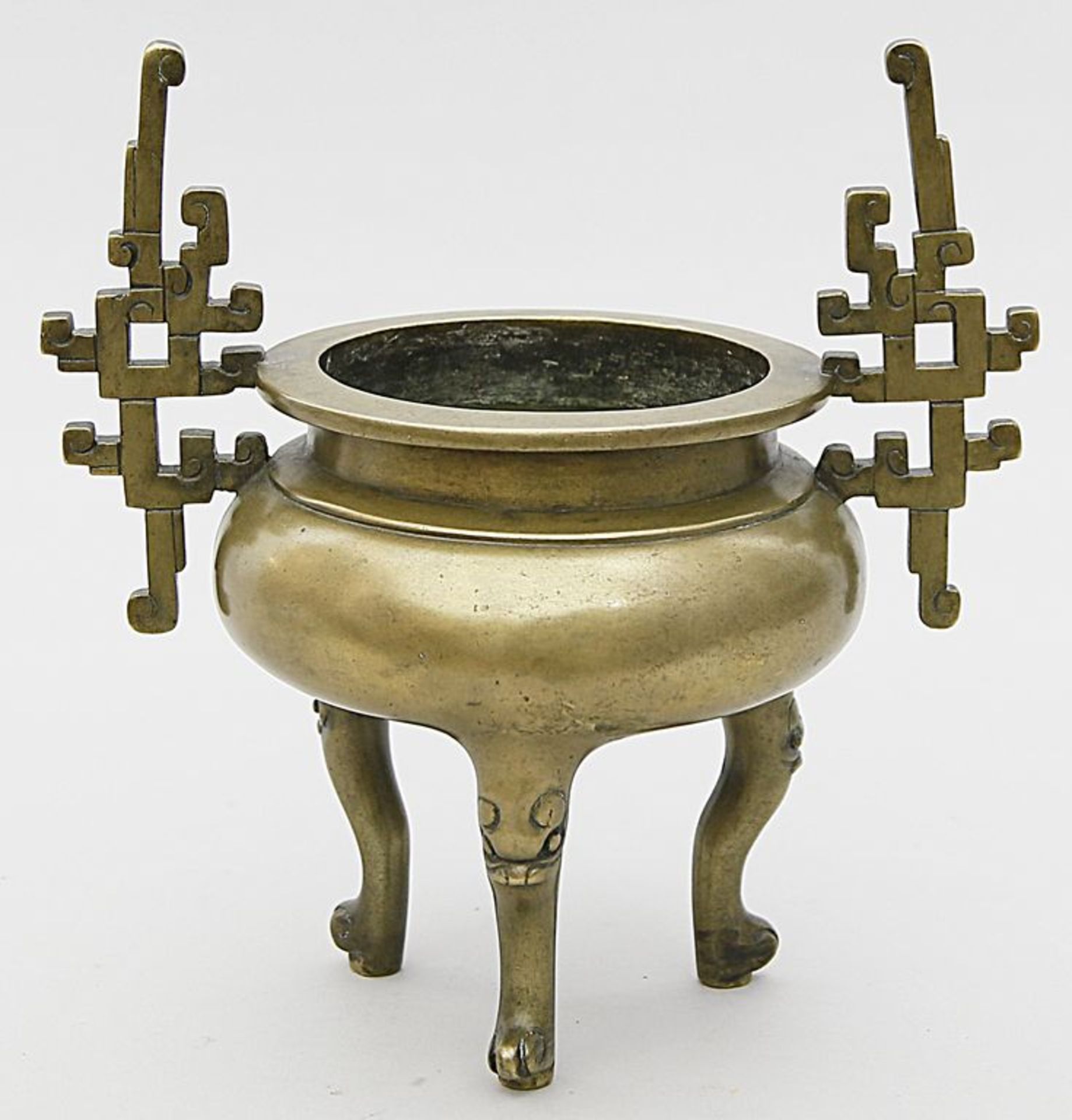 Räuchergefäß - Koro. Bronze. Kugelig gebaucht mit eingezogenem Hals und ausgestelltem Rand, auf drei - Bild 2 aus 3