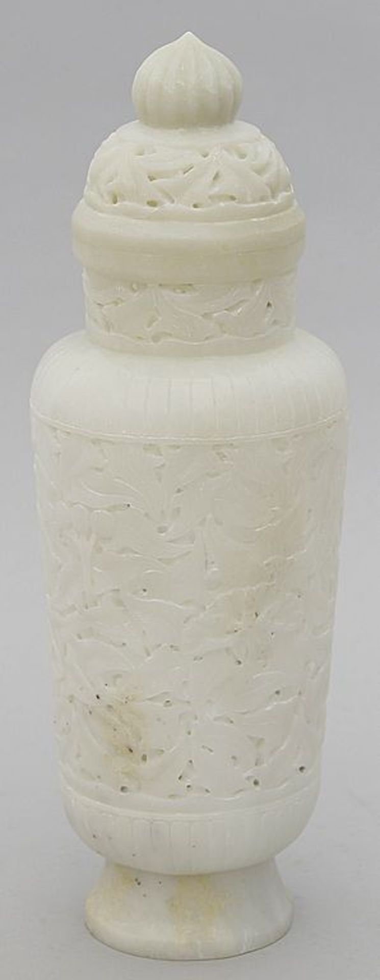 Große Jade-Deckelvase. Weiße Jade. Auf rundem Sockelfuß leicht konischer Korpus mit eingezogenem - Bild 4 aus 4