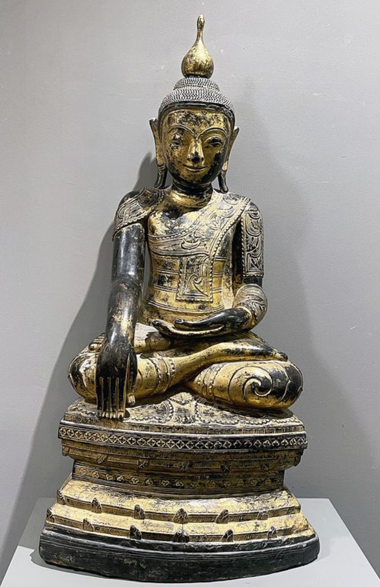 Sitzender Buddha Shakyamuni. Holz, geschnitzt und über Schwarzlack vergoldet (teils berieben). Im
