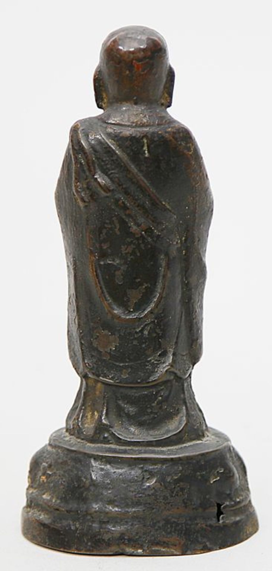 Skulptur des Luohan Ananda. Bronze mit dunkler Patina und Resten ehemaliger Vergoldung. Auf einem - Bild 3 aus 3