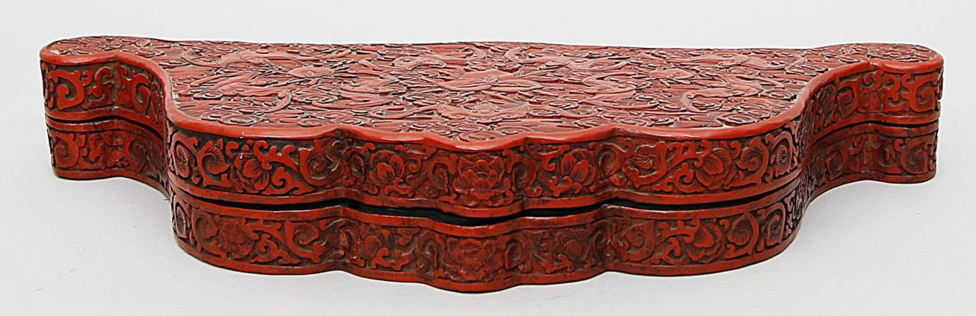 Seltene Rotlackdose in Form einer Fledermaus. Rotlack, geschnitzt, Innenwandung und Boden schwarz - Bild 2 aus 3