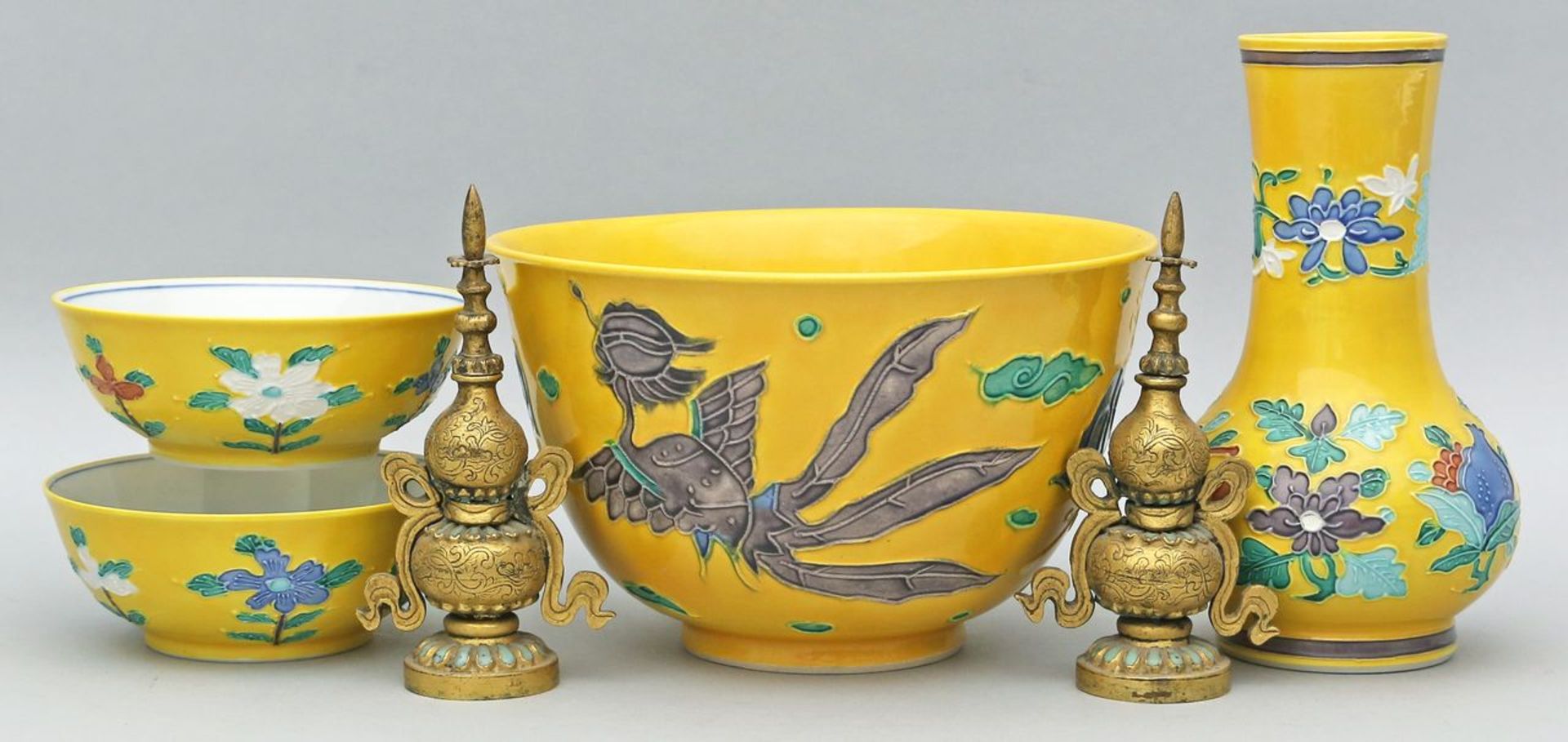 Schale, Vase und zwei Schälchen im asiatischen Stil. Porzellan. Gelb glasierter Grund, buntes