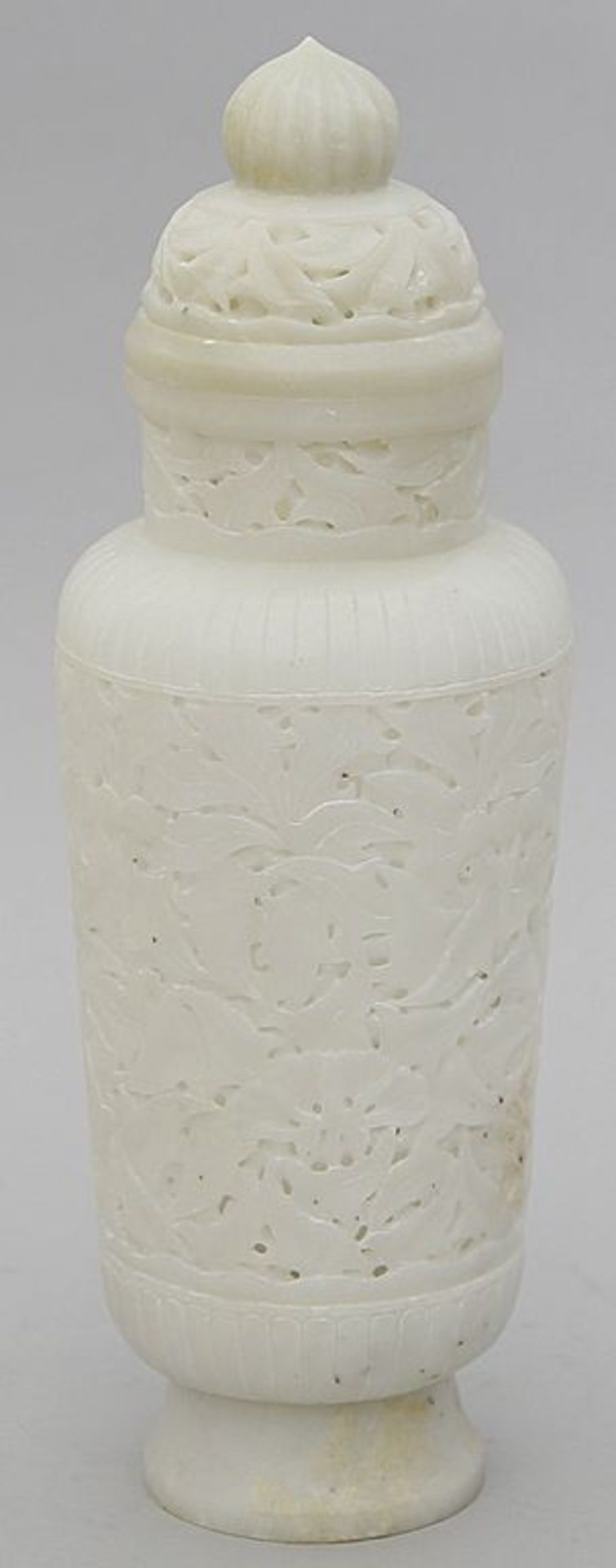 Große Jade-Deckelvase. Weiße Jade. Auf rundem Sockelfuß leicht konischer Korpus mit eingezogenem - Bild 2 aus 4
