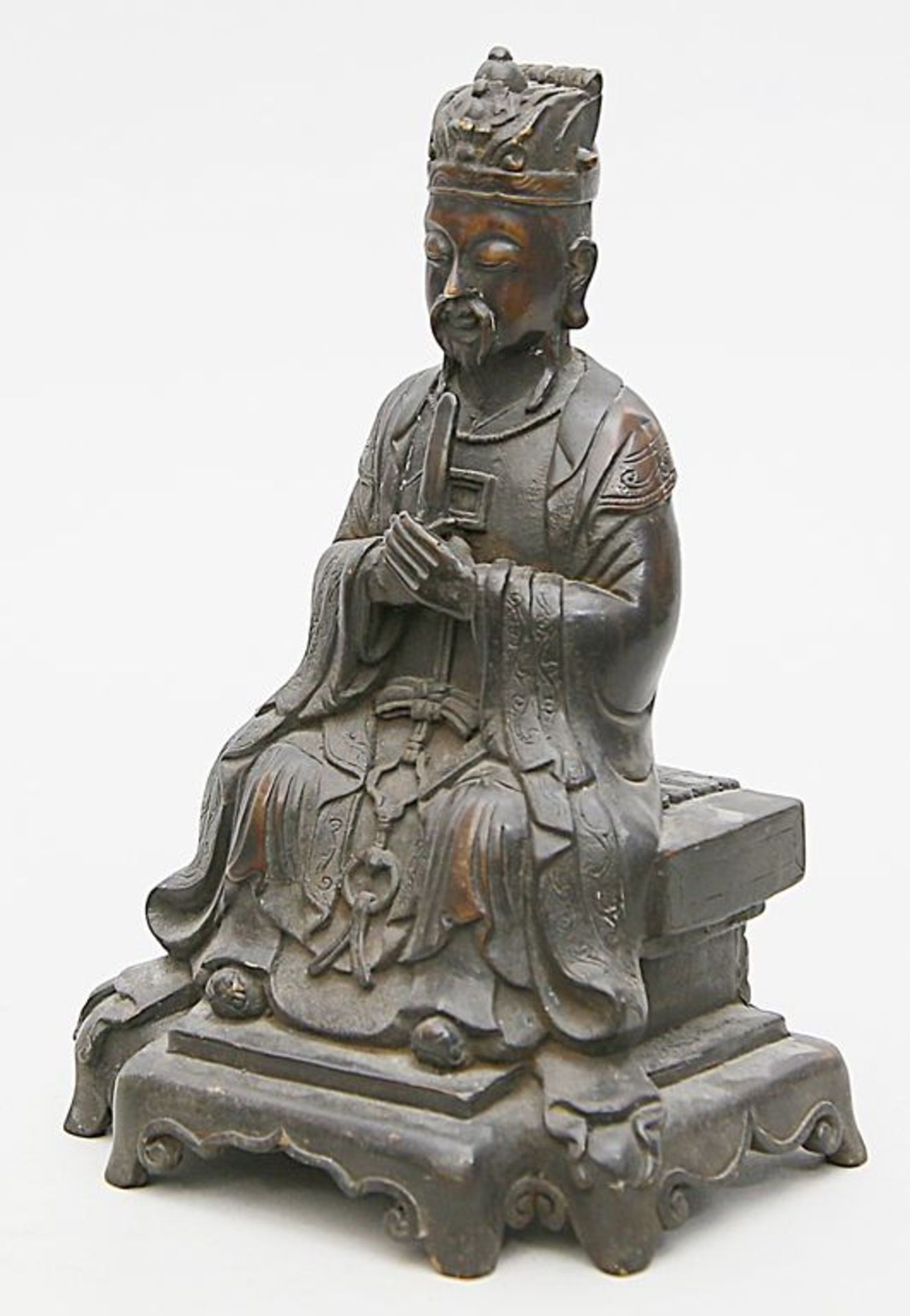 Ming-Skulptur eines Daoisten. Bronze mit schwarz-brauner Patina. Auf einem Thron mit Teppich sitzend - Bild 4 aus 4