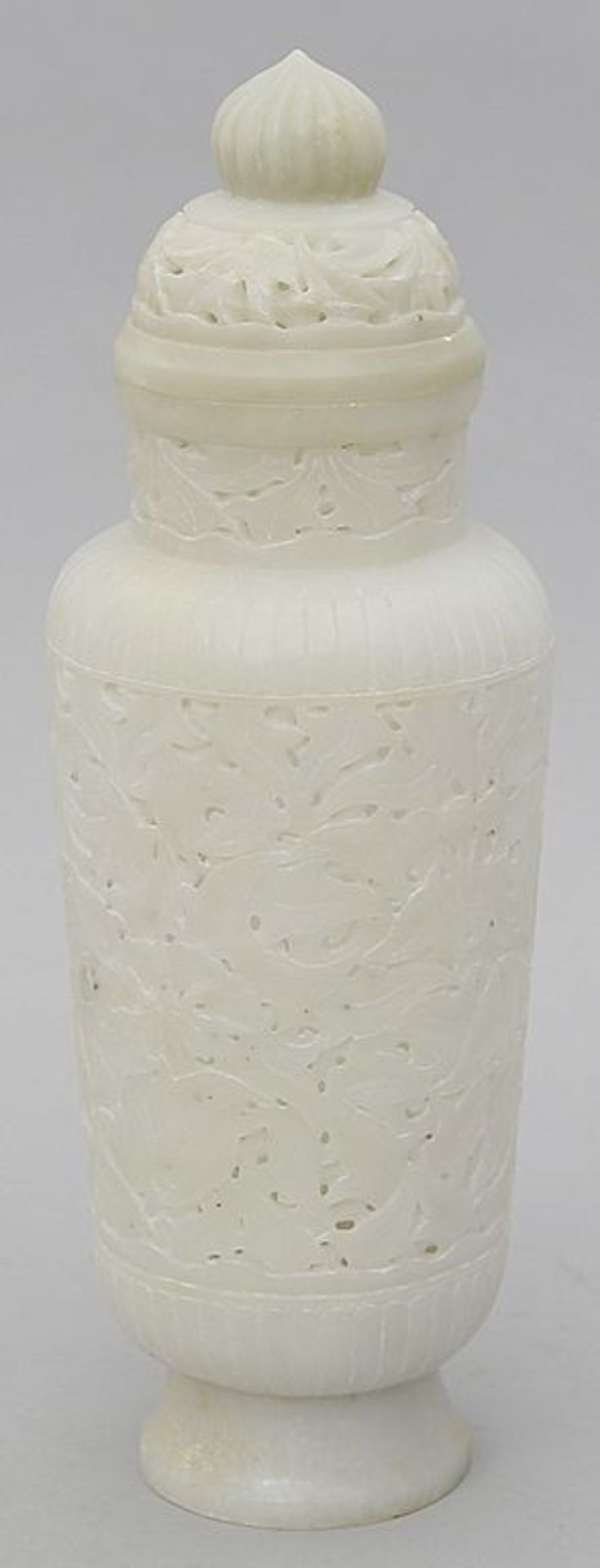 Große Jade-Deckelvase. Weiße Jade. Auf rundem Sockelfuß leicht konischer Korpus mit eingezogenem - Bild 3 aus 4