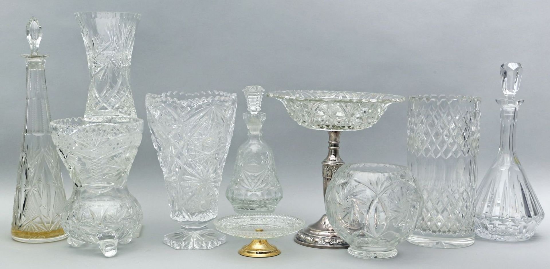 10 Teile Kristall. Farblos, teils mit Schliffdekor. 5 Vasen, 2 Schalen mit Metallmontage und 3