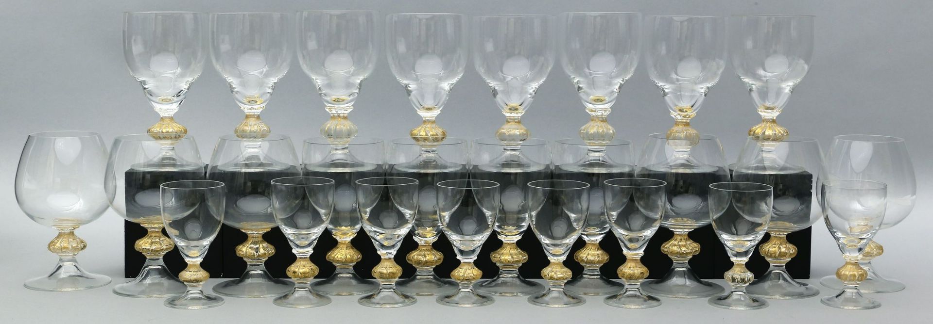 26 Teile einer Murano-Glasserie. Farblos. Schaft je mit eingescholzenem Goldstaub. Bestehend aus: