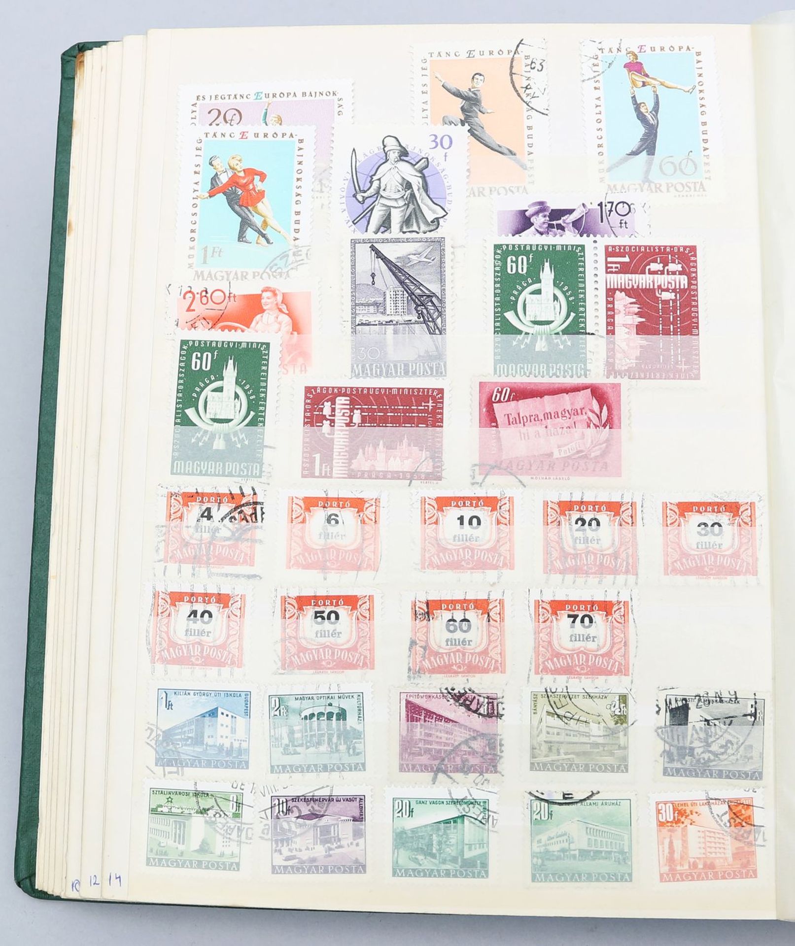 Steckalbum mit mehreren Hundert Briefmarken aus aller Welt. Gestempelt, teils Vorkrieg.