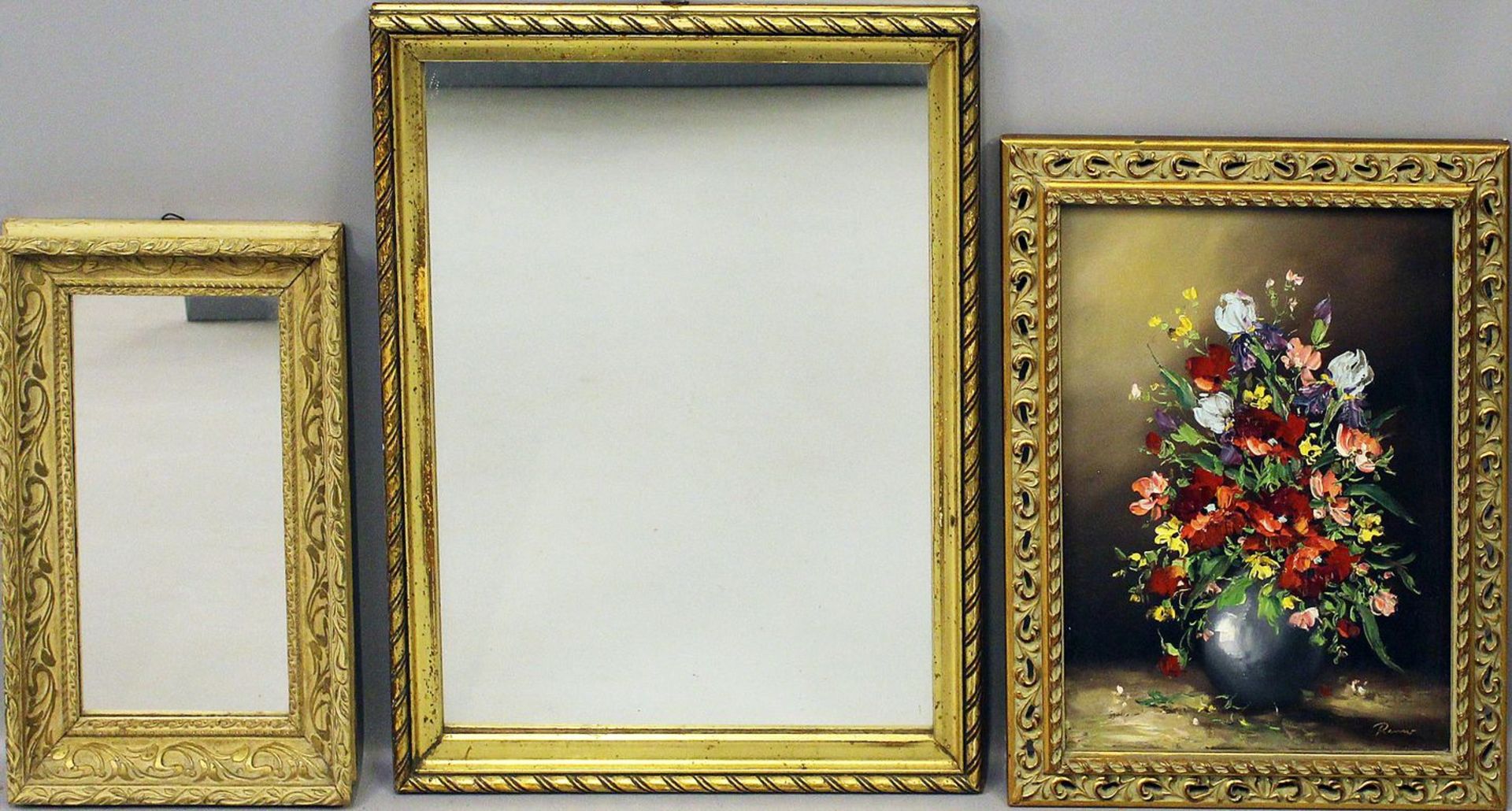 Rahmen und 2 Spiegel (Ende 20./Anf. 21. Jh.). Holz, teils goldfarben gefasst. Falzmaß 40x 30,