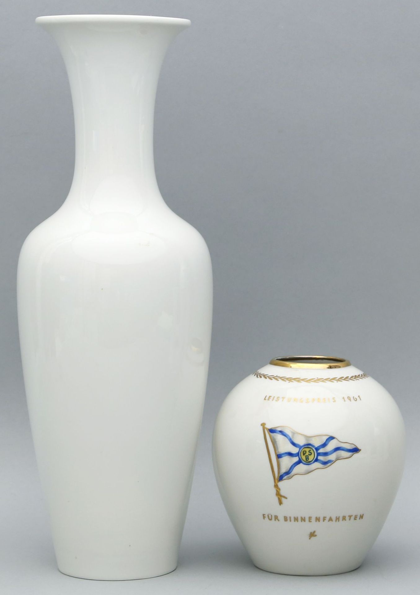 Vase, KPM Berlin, "Asia". Porzellan, weiß. Szeptermarke Berlin, 1962-1992. 2. Wahl. H. 34,5 cm.