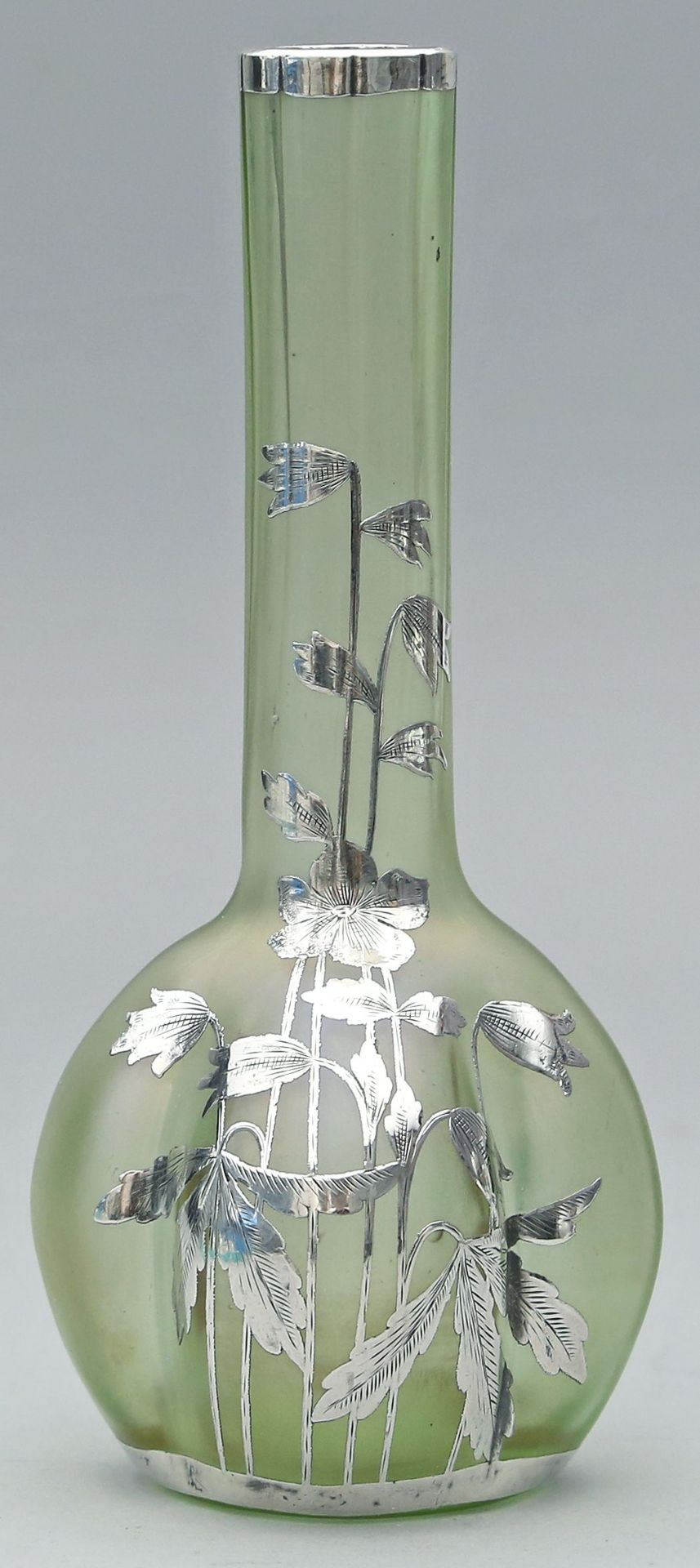 Jugendstil-Vase. Lüstrierendes Glas mit floralem Silver-Overlay. Anf. 20. Jh. H. 17 cm.