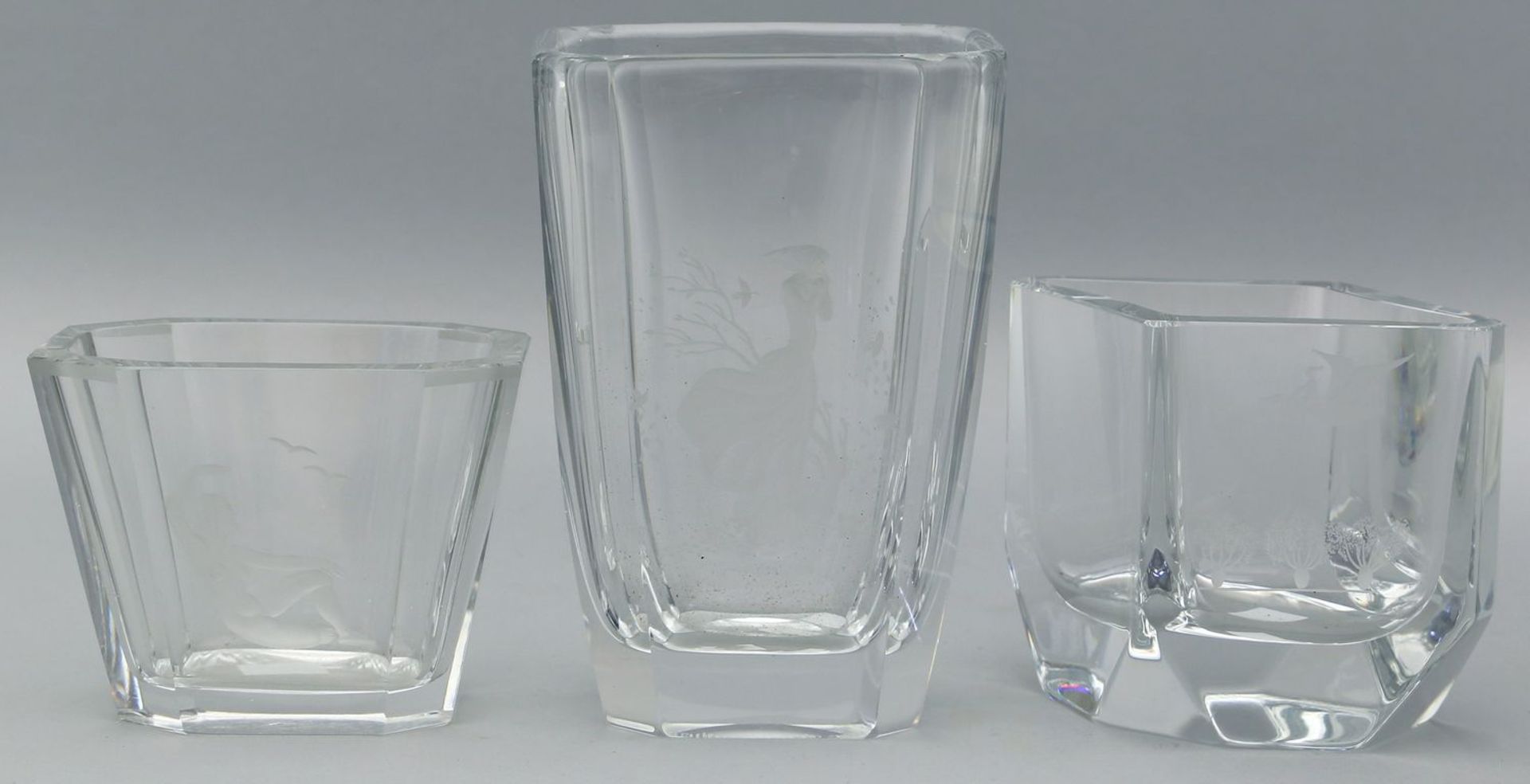 3 Vasen, Orrefors. Farbloses, dickwandiges Glas. Schauseitig je Mattschliffdekor mit figürlicher