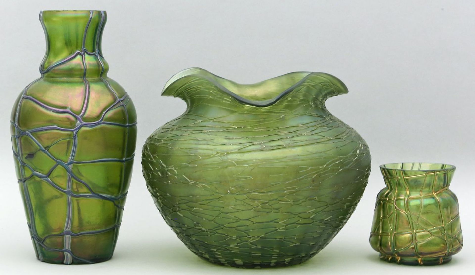 3 Jugendstil-Vasen. Grünes Glas mit irisierender Oberfläche und netzartigen Aufschmelzungen. L.