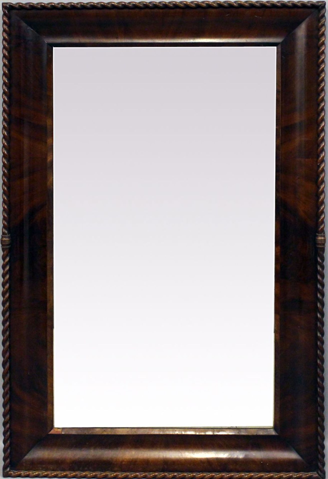 Biedermeier-Wandspiegel (um 1840). Mahagoni. Breiter, gekehlter Rahmen mit umlaufender Zopfleiste.