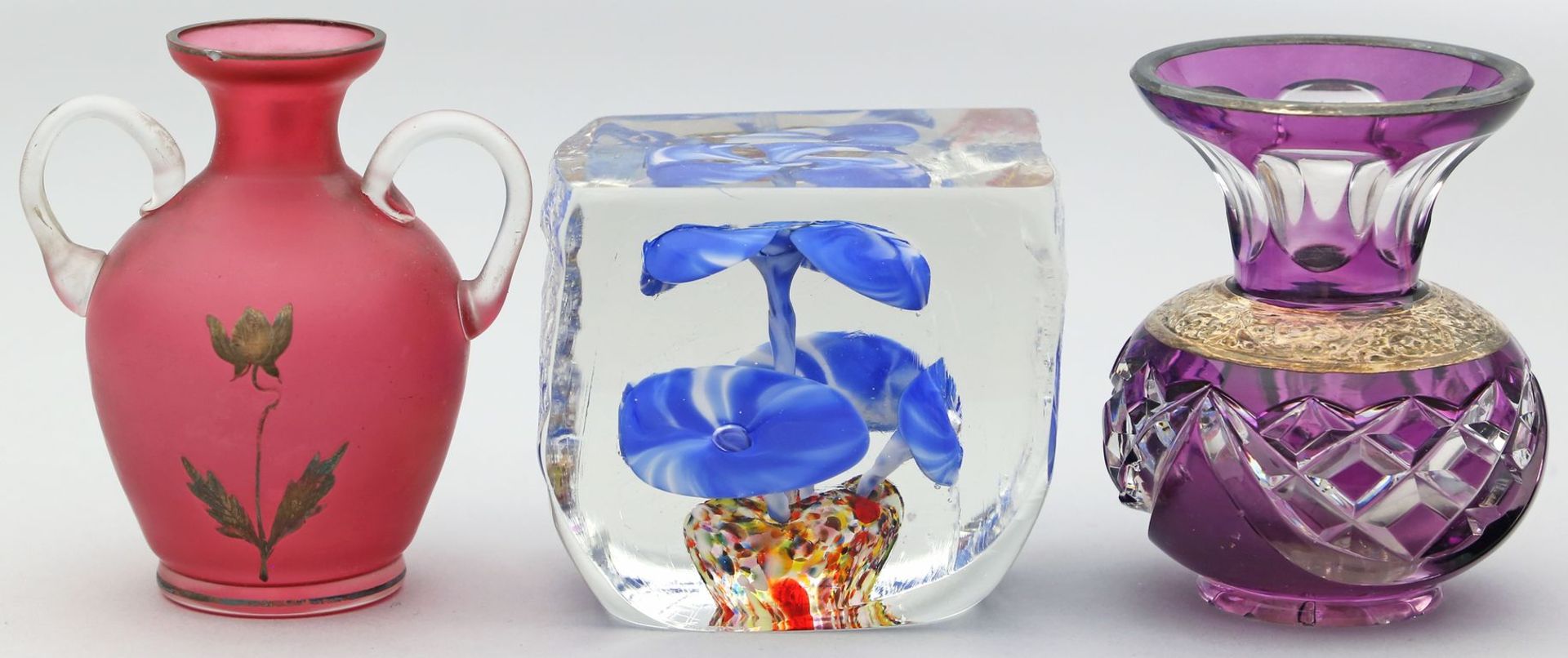 2 Vasen und Paperweight. Glas bzw. Kristall. Gebrauchsspuren, Kanten l. best. Papierweight unter dem
