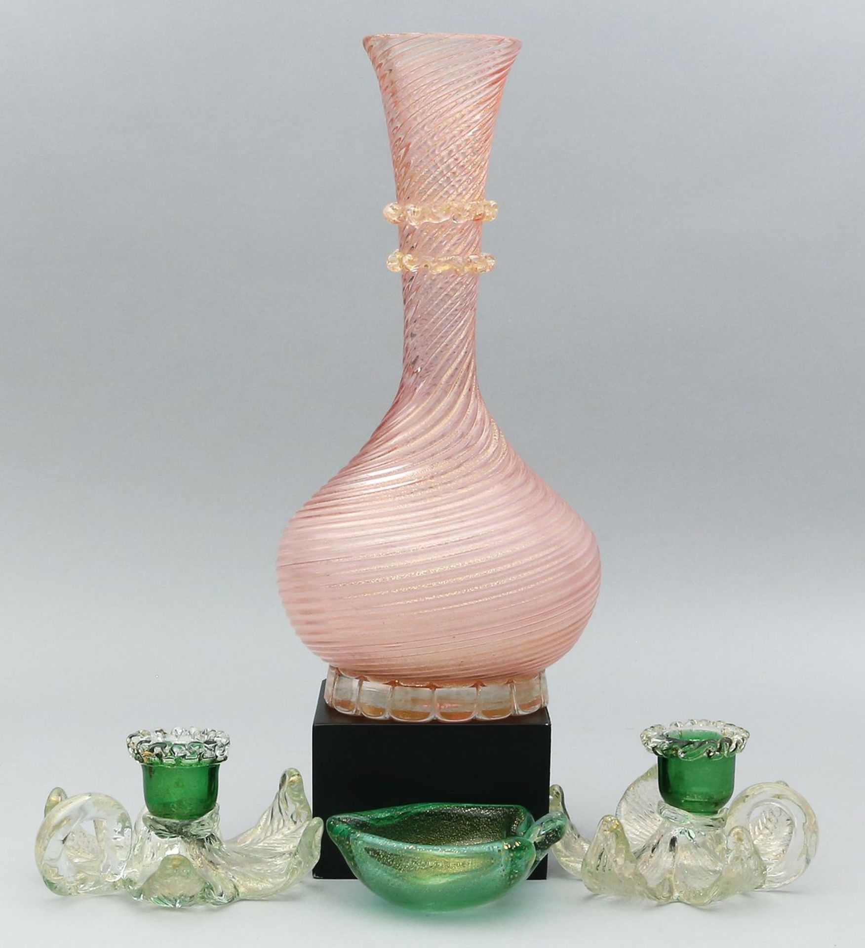 4 Teile Murano-Glas. Vase, Schälchen und 2 einflammigen Kerzenleuchtern. Roséfarben bzw. farblos und