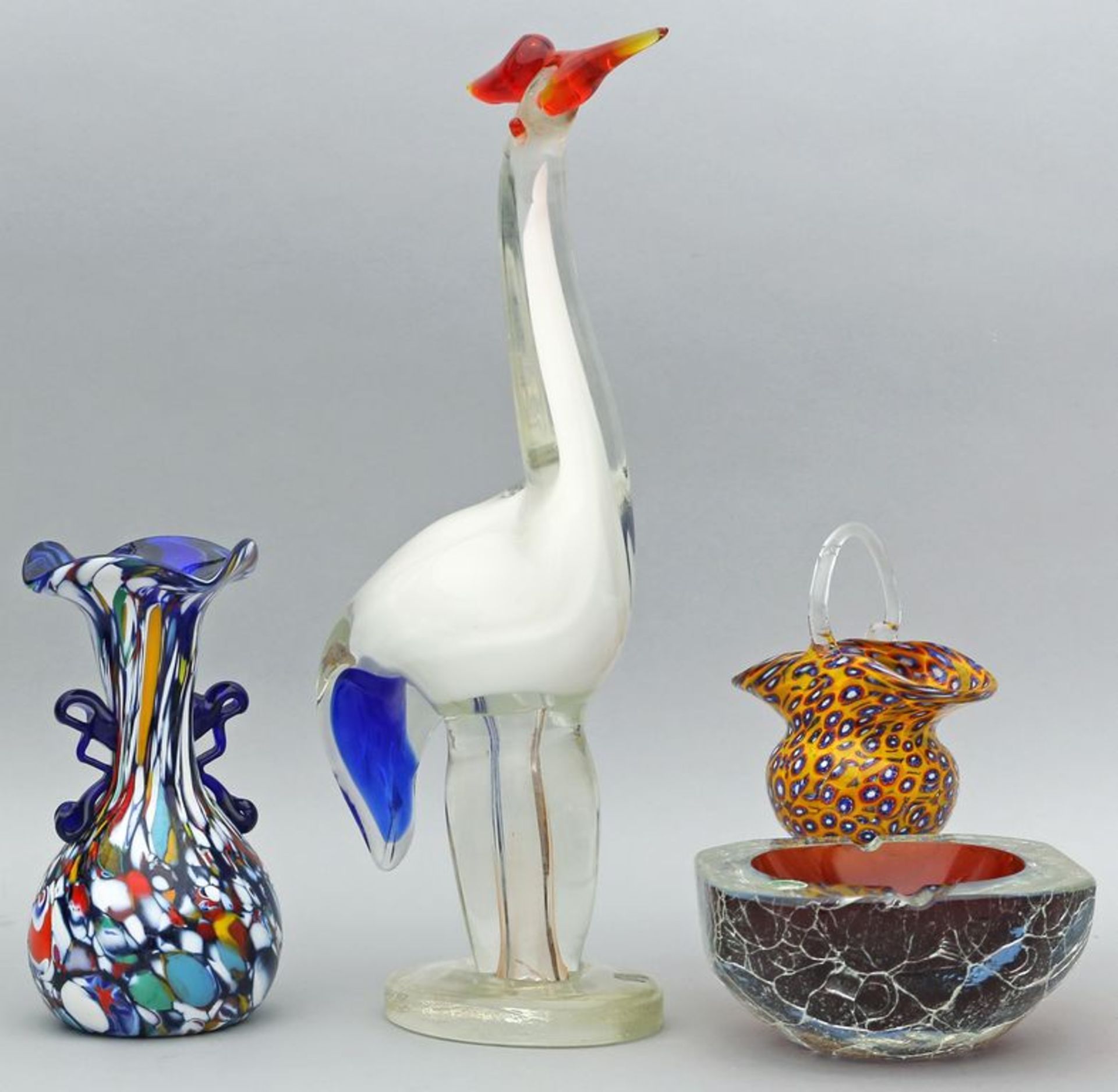 Vase, Henkelkörbchen, Ascher und Vogelskulptur. Farbloses Glas/Kristall mit verschiedenfarbigen Ein-