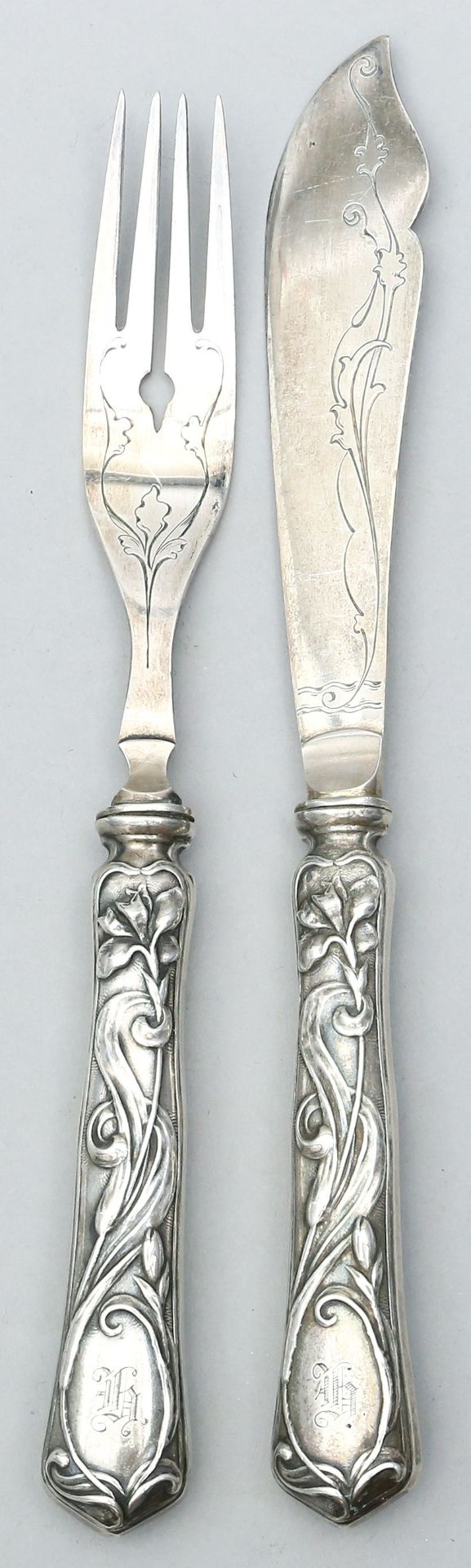 Jugendstil-Fischbesteck, 2-teilig. 800/000 Silbergriffe. Stahlklingen mit stilisiertem