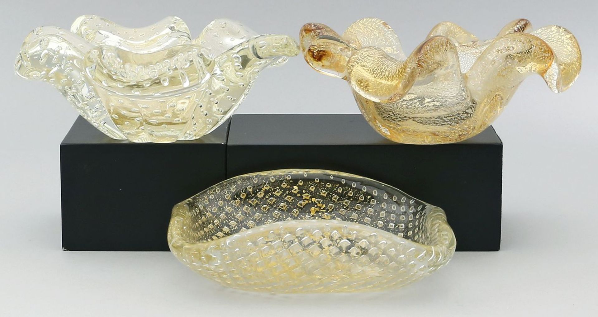 3 Murano-Schalen. Farbloses Glas. Verschiedene Formen. Dickwandig mit eingeschmolzenem Goldpulver.