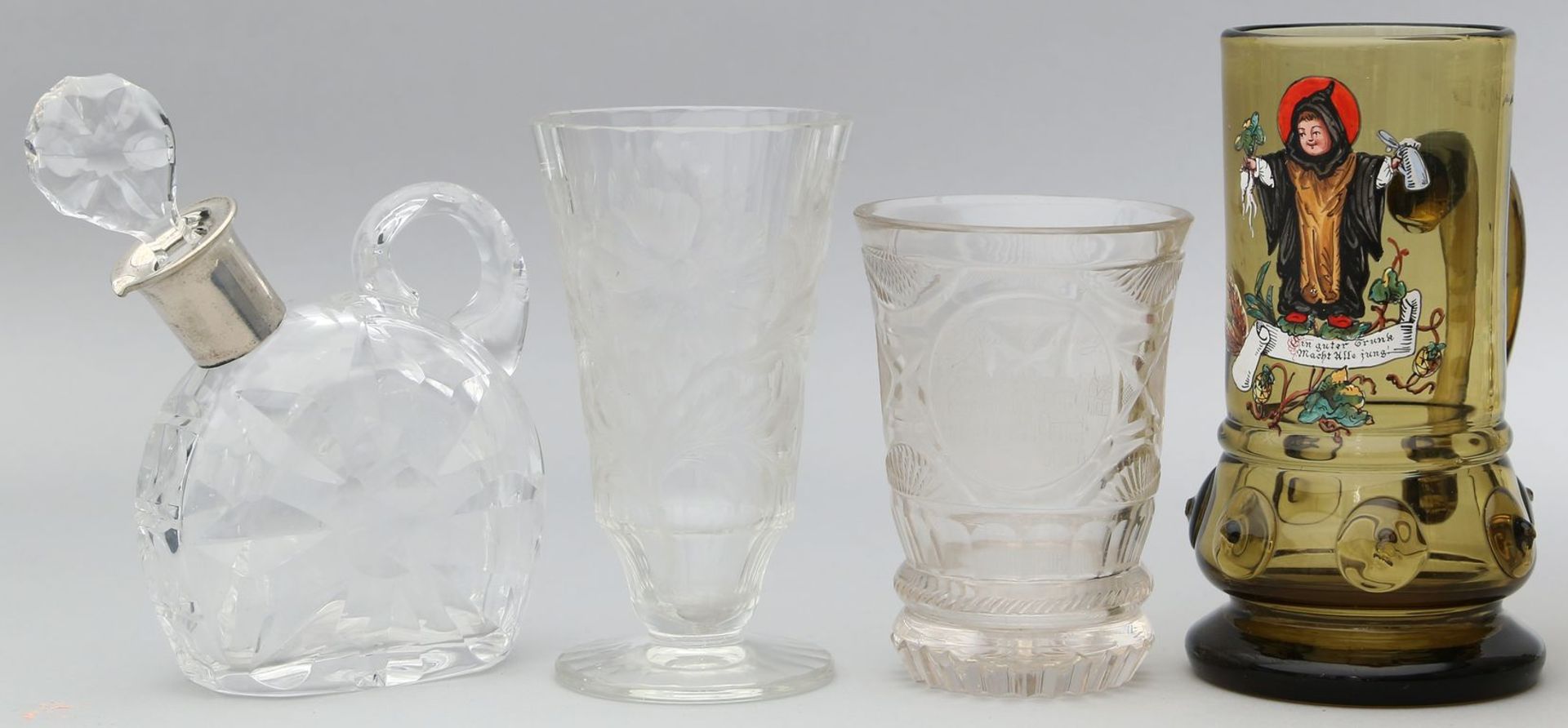 4 Teile Glas: Karaffe mit Stopfen sowie 800/000 Silbermontage, Historismus-Henkelbecher in der Art