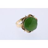 Gouden ring bezet metr jade