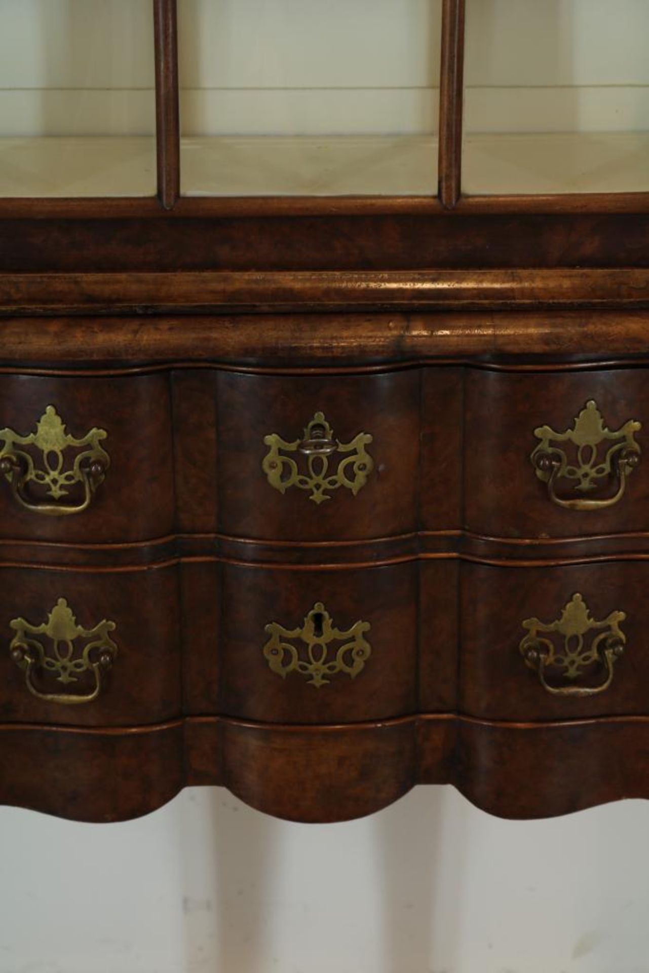 Noten Louis XV-stijl porselein kast - Image 3 of 4
