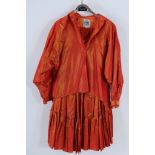 Fong Leng, oranje zijde top en rok