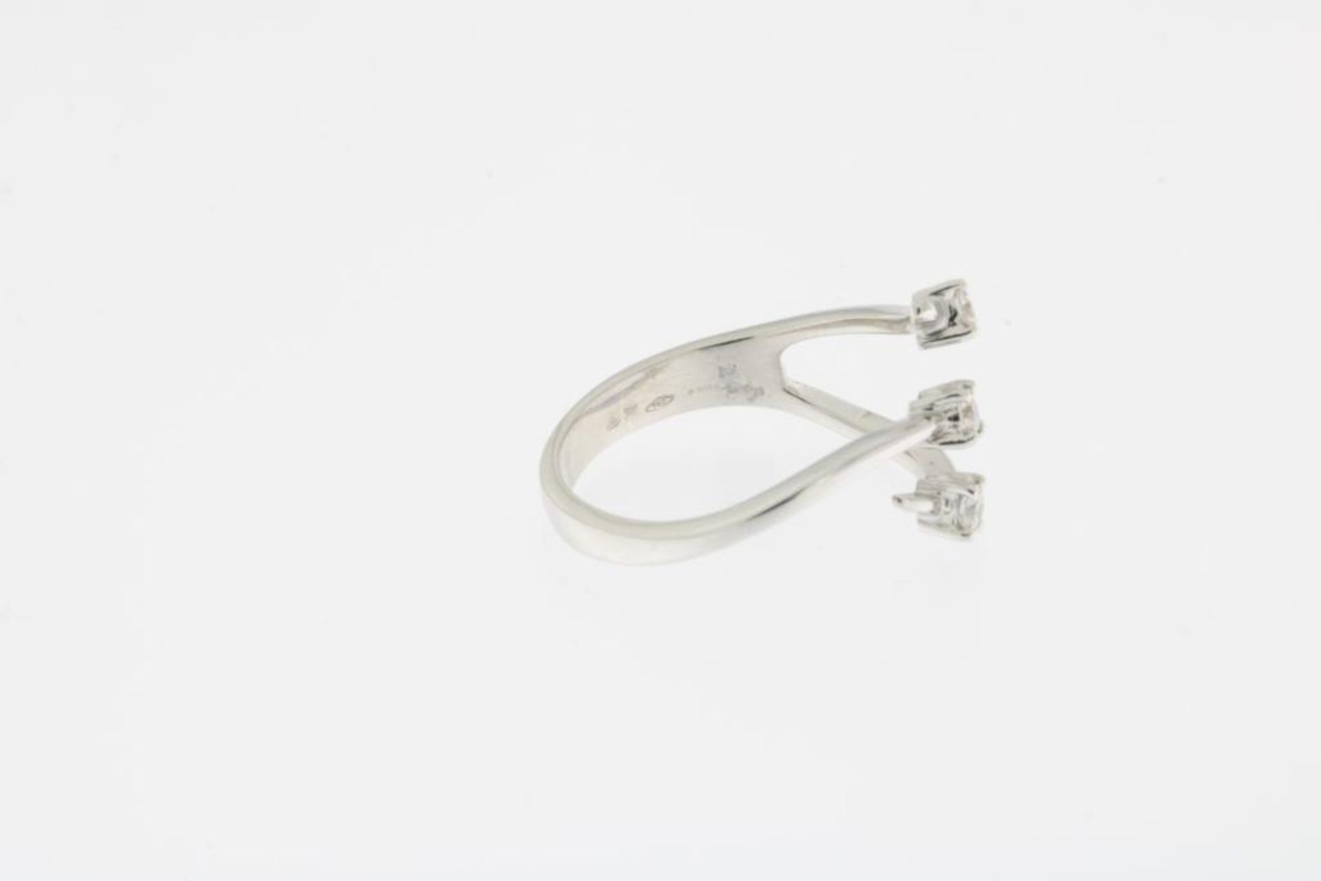Witgouden moderne ring met 3 diamanten - Image 2 of 3