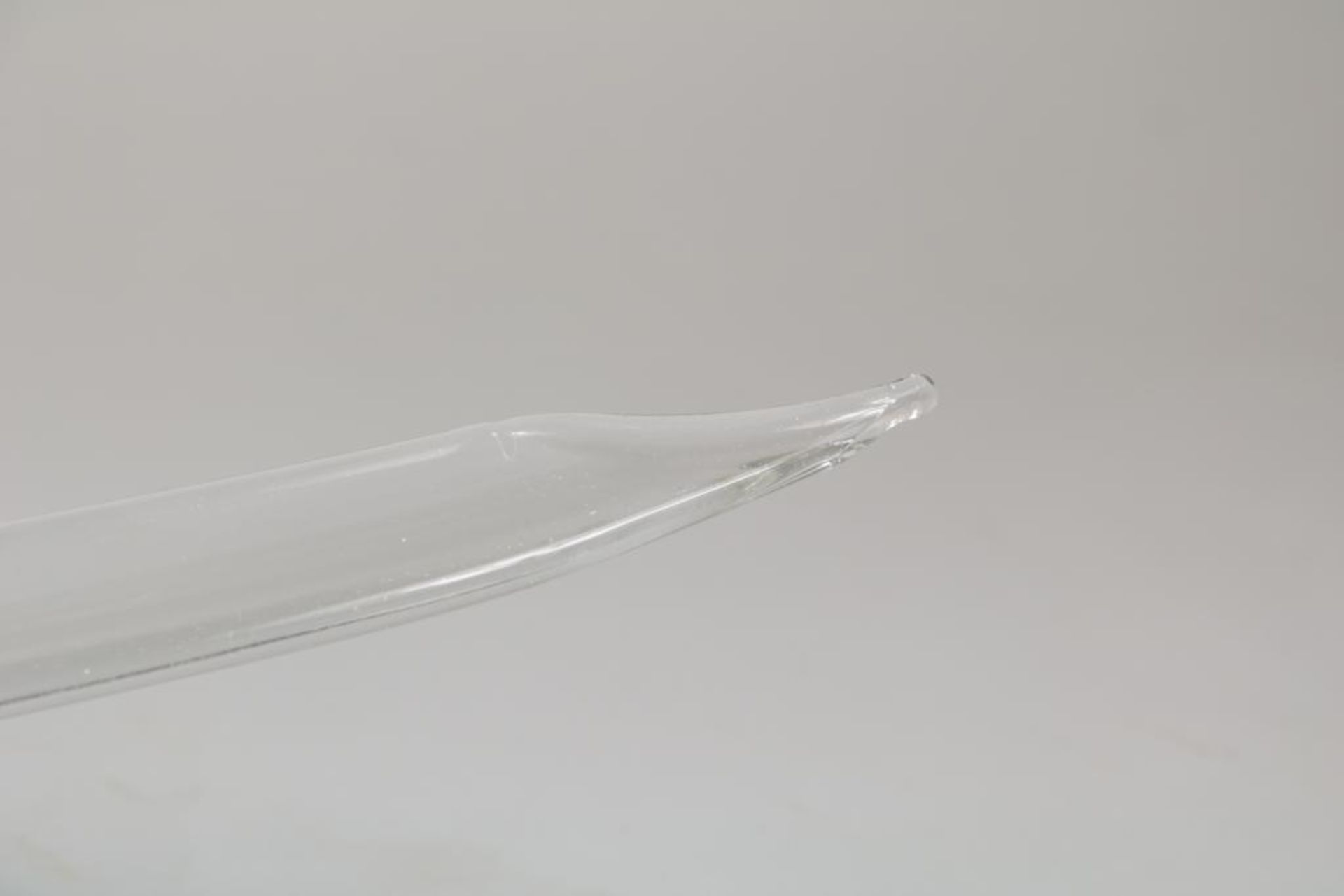 Dikwandig blank glazen zwaard - Image 2 of 3