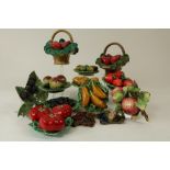 Lot van 13 aardewerk fruitstukken