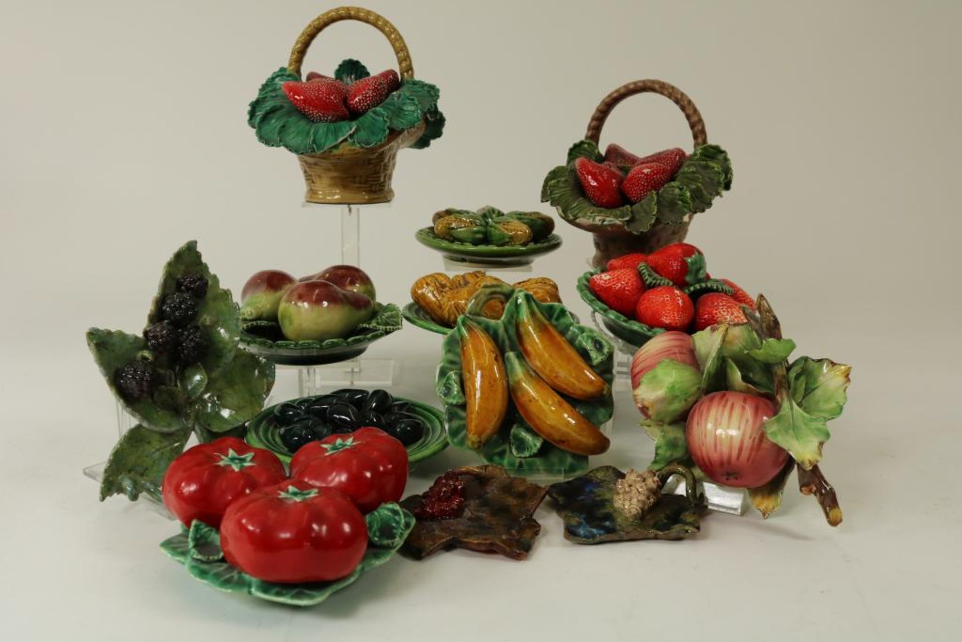 Lot van 13 aardewerk fruitstukken