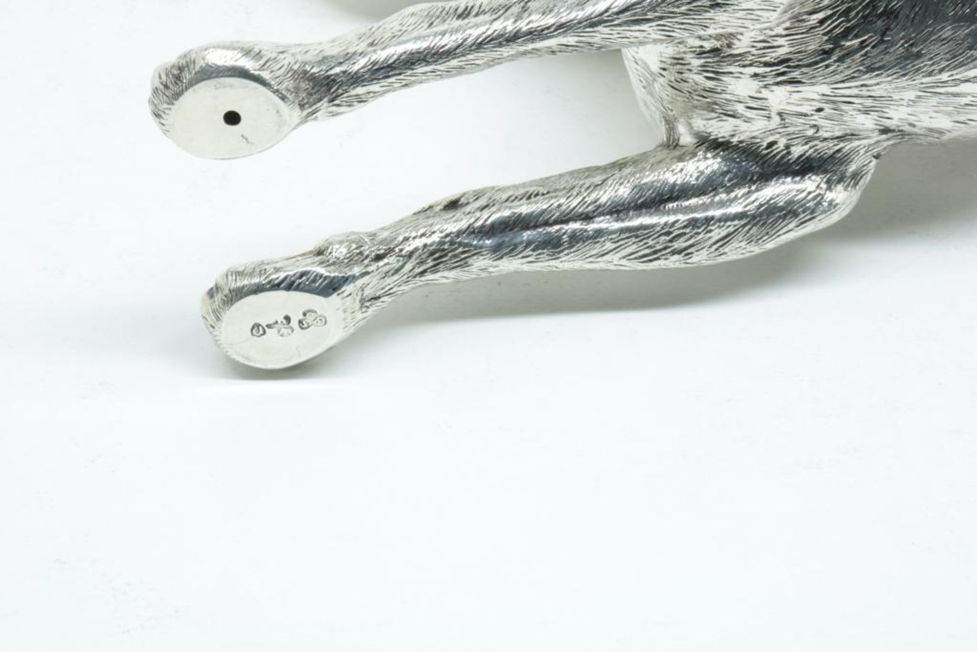 Zilveren tafelstuk van jachthond - Image 5 of 5