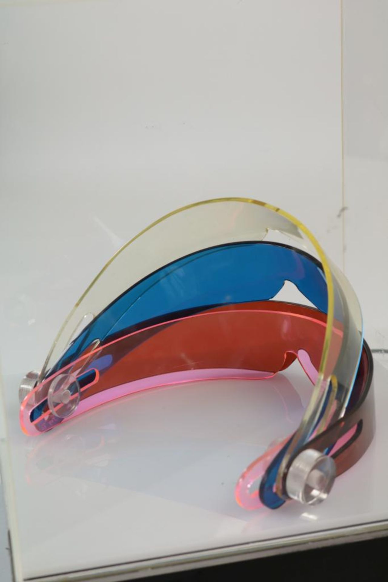 perspex sculptuur van brillen - Image 3 of 3