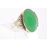 Geelgouden ring met chrysopraas en diam.